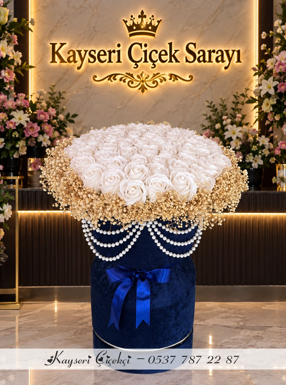 51 Li  Beyaz Gül Ve Lacivert Kutulu Zarif Aranjman