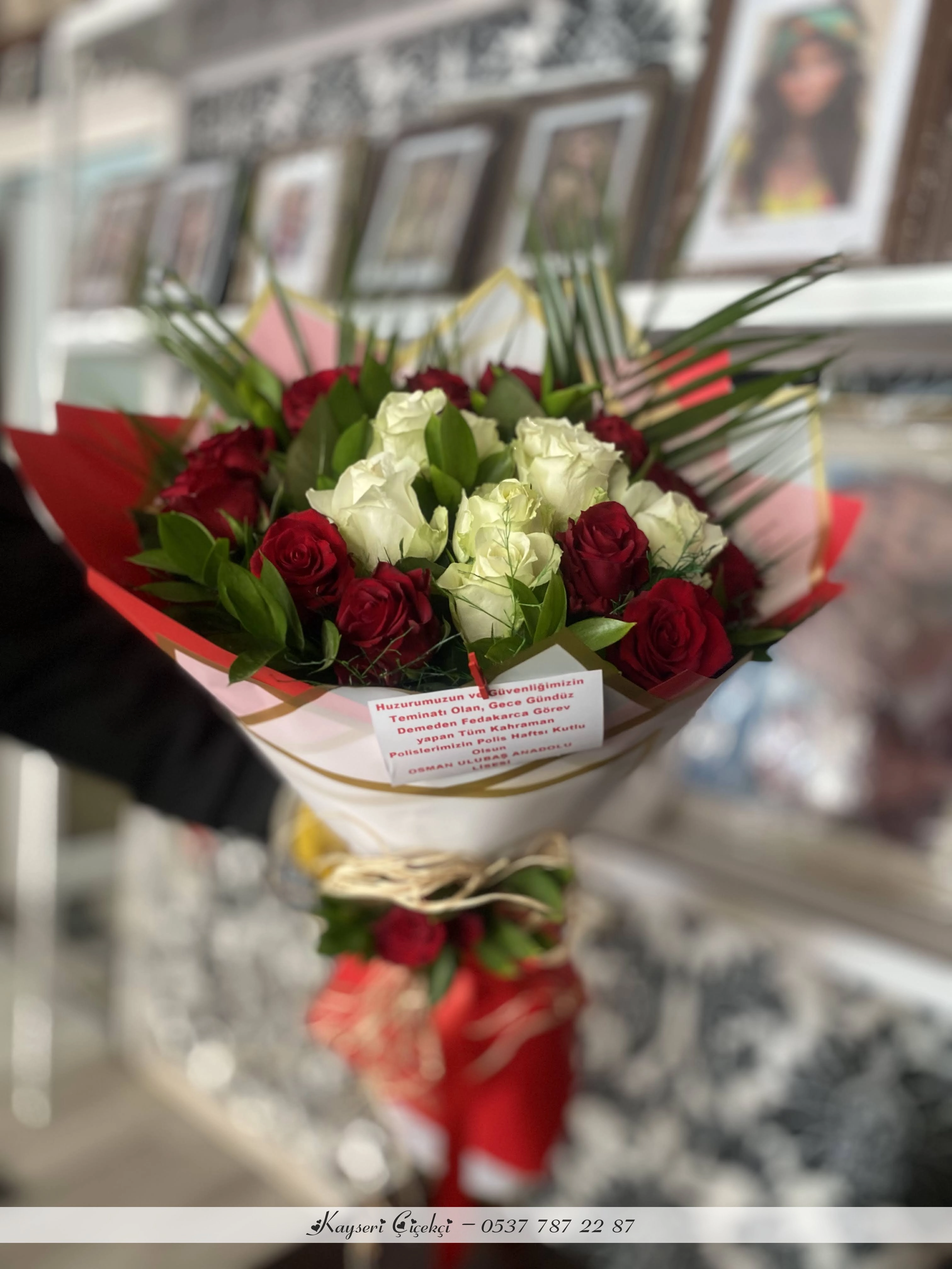 Canlı Kırmızı Beyaz 21 Gül Buketi
