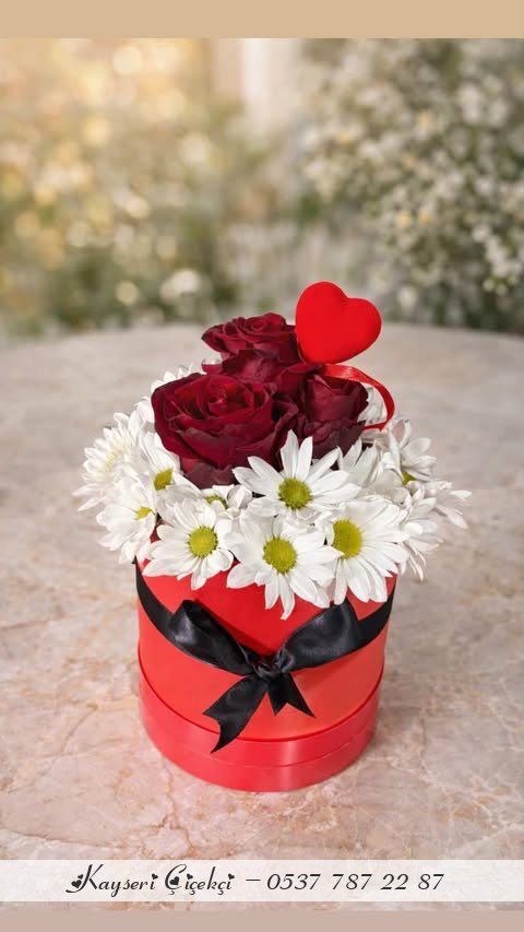 Kırmızı Kutuda Papatya Gül Ve Kalp