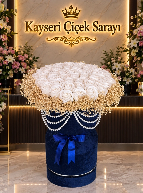51 Li  Beyaz Gül Ve Lacivert Kutulu Zarif Aranjman