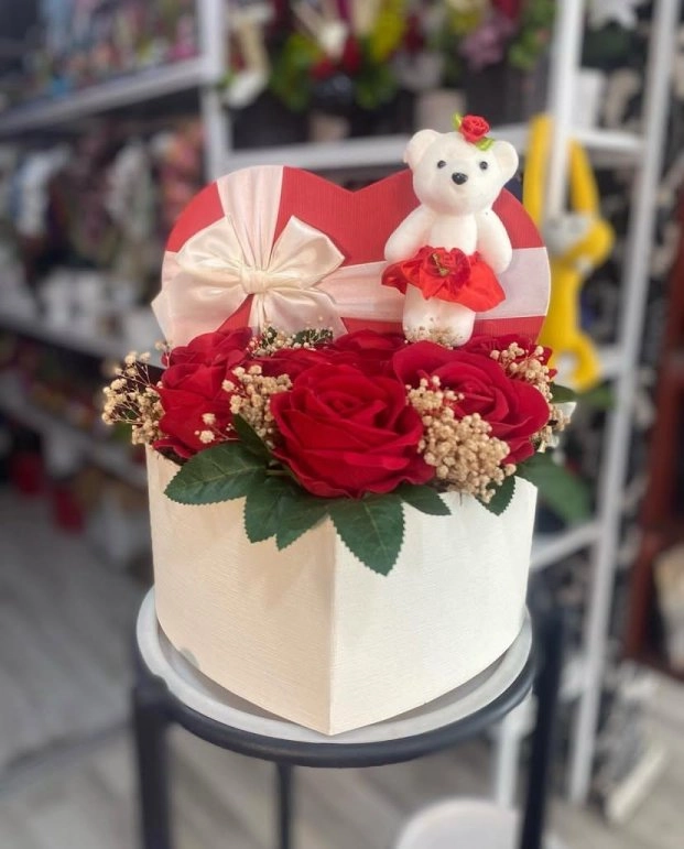 Beyaz Kutu Yapay 7 Gül Ve Ayıcık