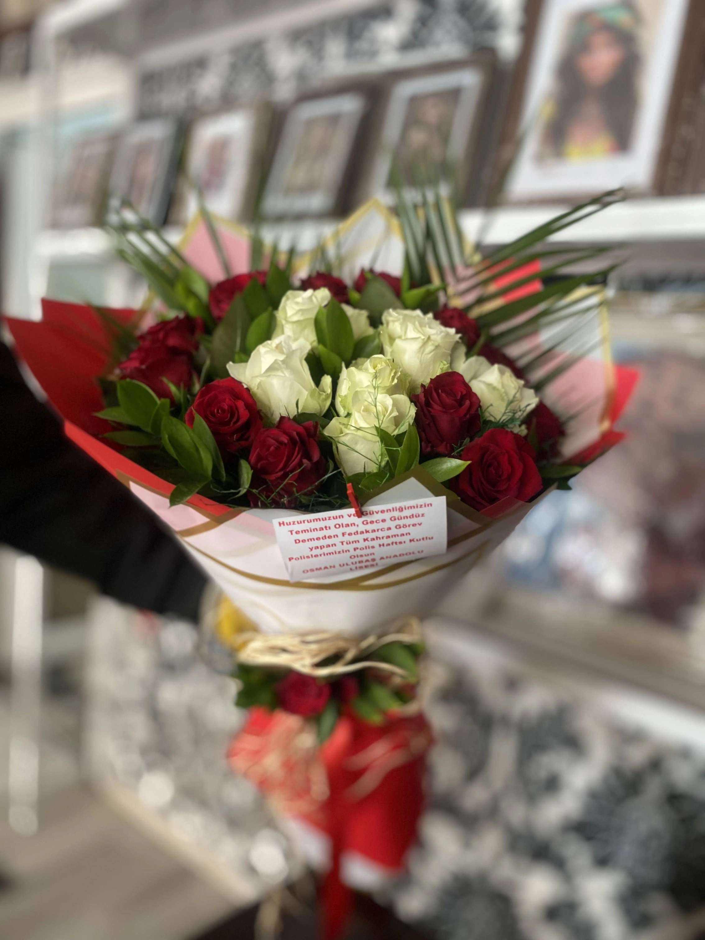 Canlı Kırmızı Beyaz 21 Gül Buketi