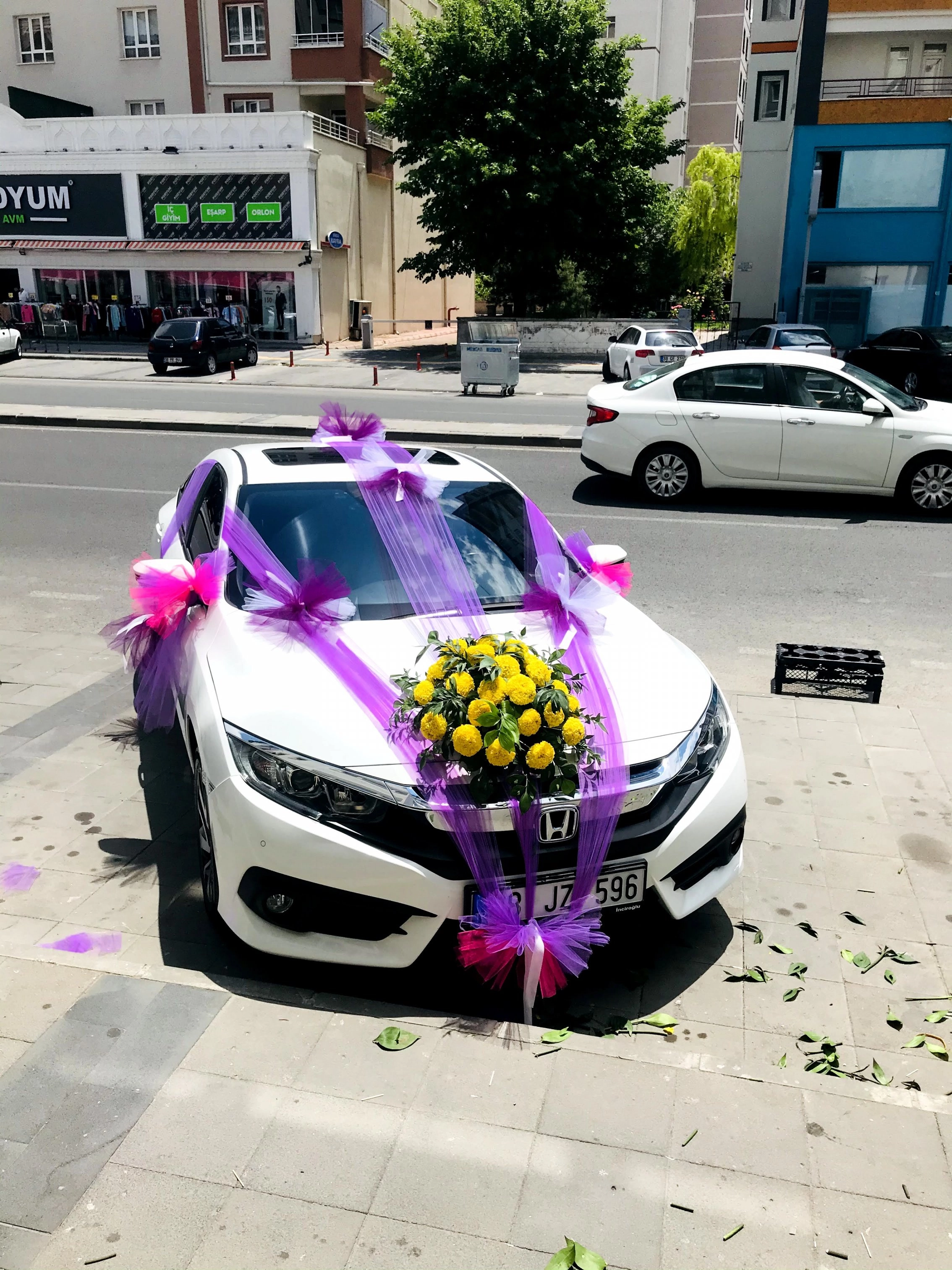 Çiçek Ve Tüllü Araç Süsü