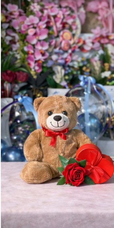 Kahverengi Peluş Ayıcık Kalpli Çikolata  Ve Kırmızı Gül Hediyeli (Yapay Gül )