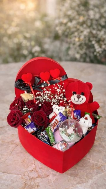 Kırmızı Büyük Boy Kalpli Kutu Büyük Boy Kar Küreli Güller Ayıcıklar Çikolatalar Dolu Paket