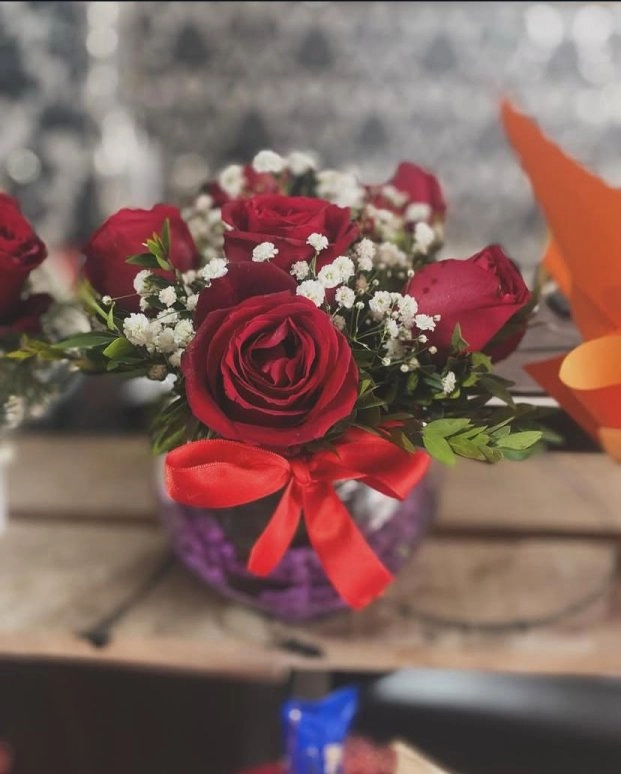 Vazoda Canlı 6 Gül