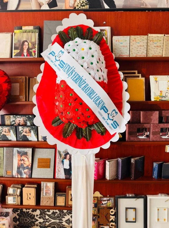 Yapay Gerbera Çiçekği Çelengi Kırmızı Beyaz