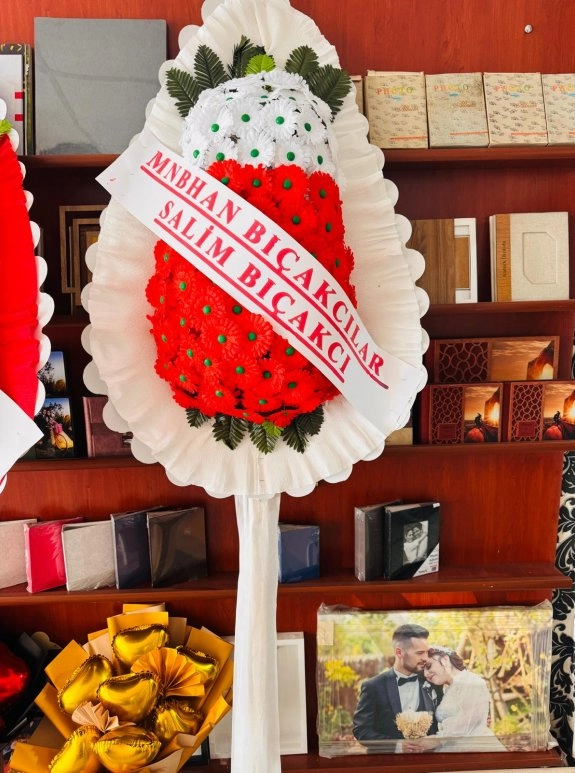 Yapay Gerberalı Yarı Kırmızı Yarı Beyaz Çelenk