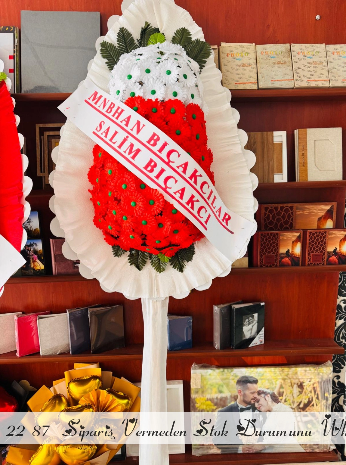 Yapay Gerberalı Yarı Kırmızı Yarı Beyaz Çelenk